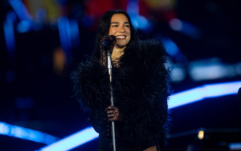 Megfizethető Dua Lipa új kedvenc ékszerbrandje!