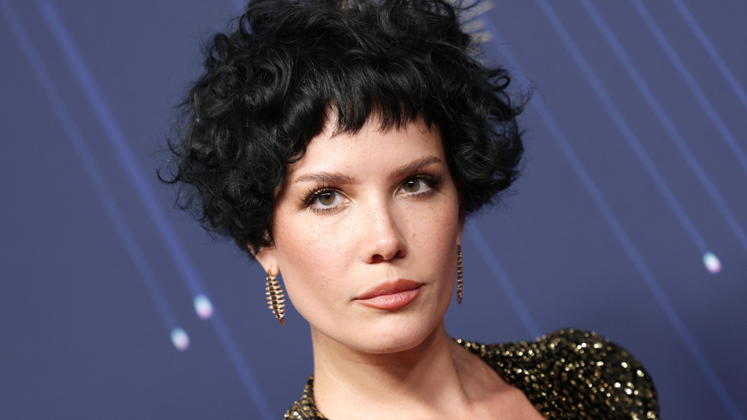 Halsey '90-es évekbeli nyaralás hangulatú manikűrje!