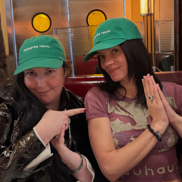 Dua Lipa: Jégkirálynő Kim Kardashian csillogó miniruhájában!