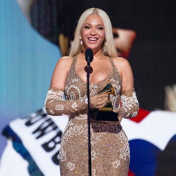 Alice Csodaországban: Sabrina Carpenter Chanel kékben!