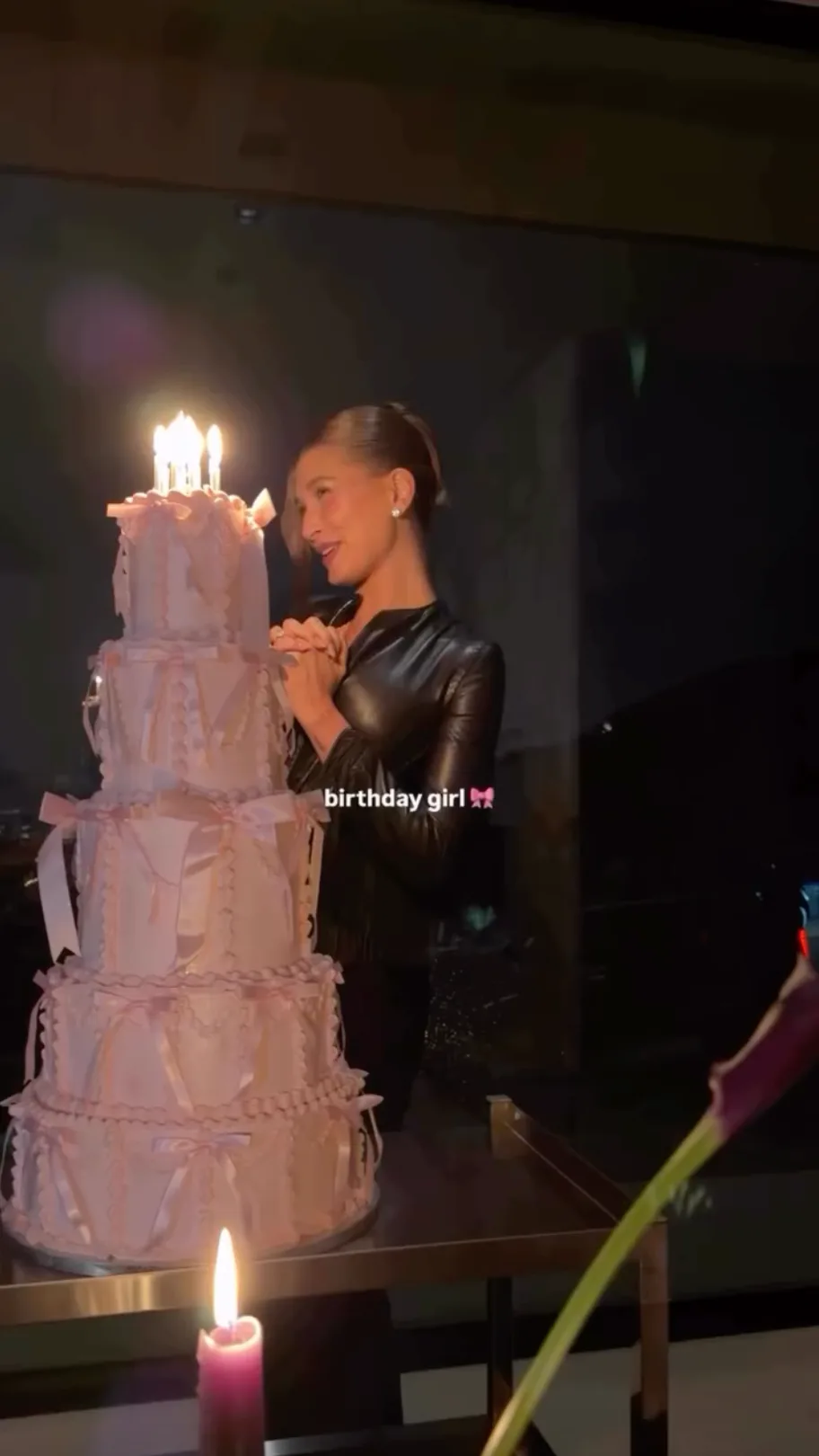 Hailey Bieber 29. születésnapját egy vintage Versace felsőben ünnepli!