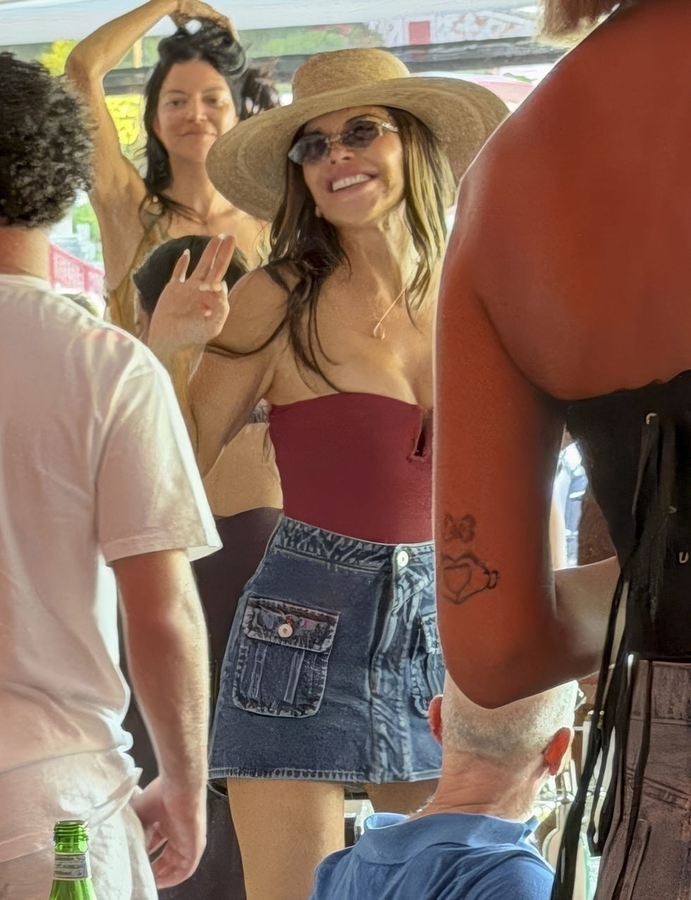 Y2K Stílus: Lauren Sánchez Bezos Tengerparti Kiruccanása Saint Barthélemy-n