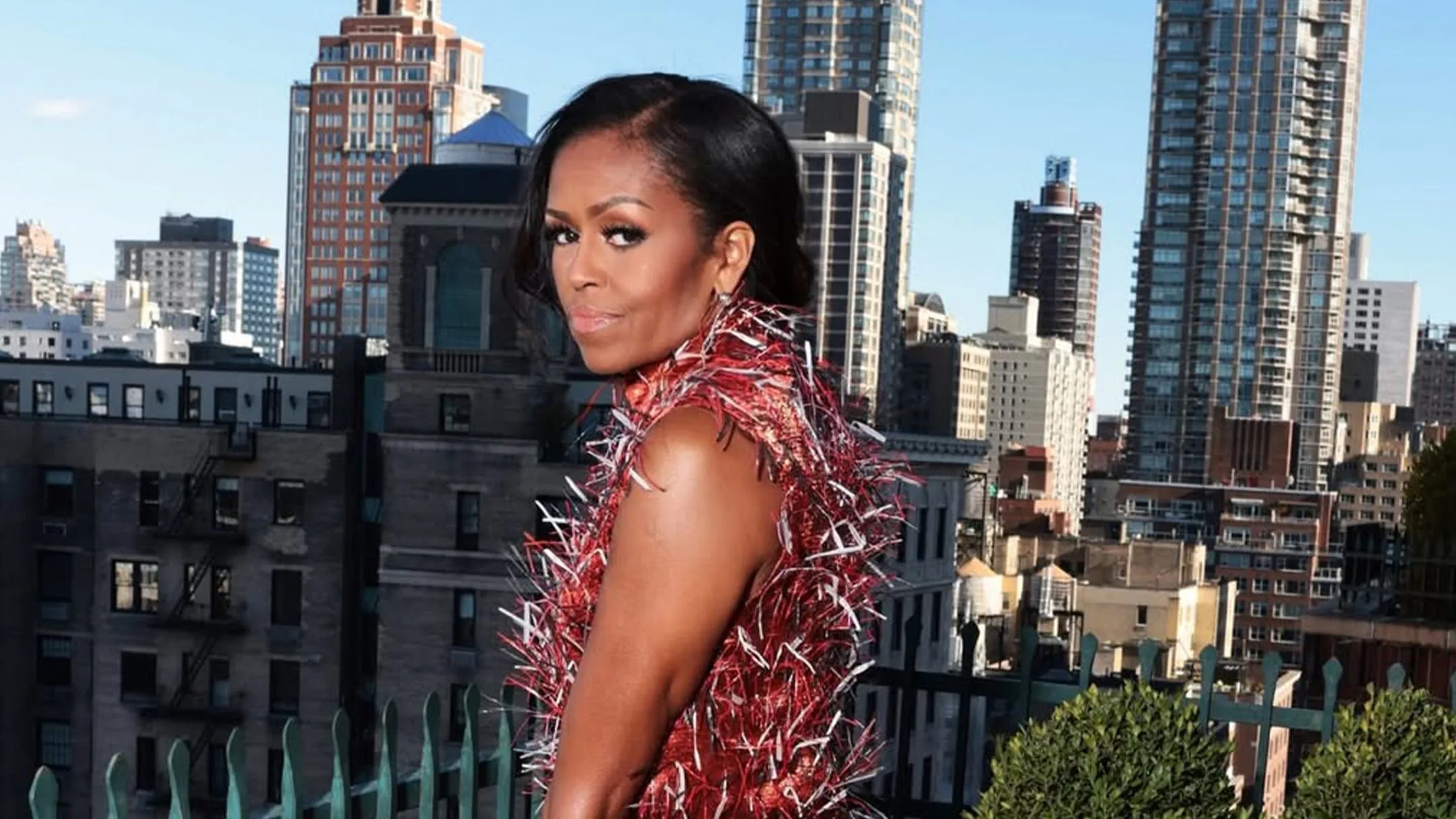 Michelle Obama Fuzzy Chanel-ben népszerűsíti új könyvét!