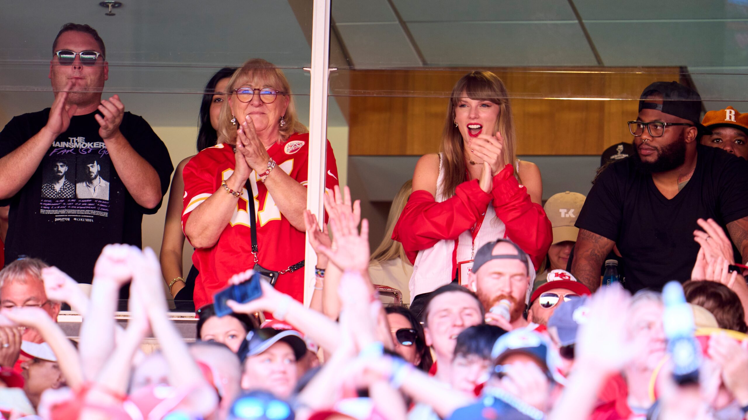 Taylor Swift születésnapi hétvégéje: Chiefs-meccs és ünnepi kabát!