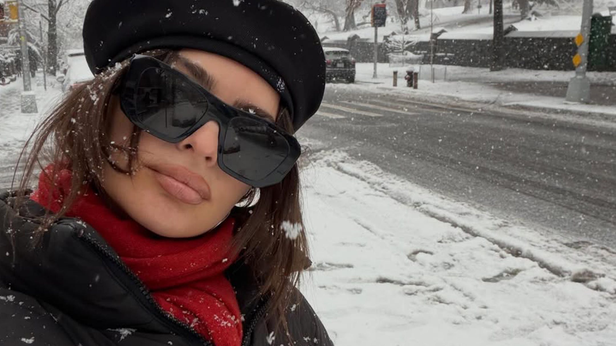 Beret a hóban: Emily Ratajkowski kutyás sétája!