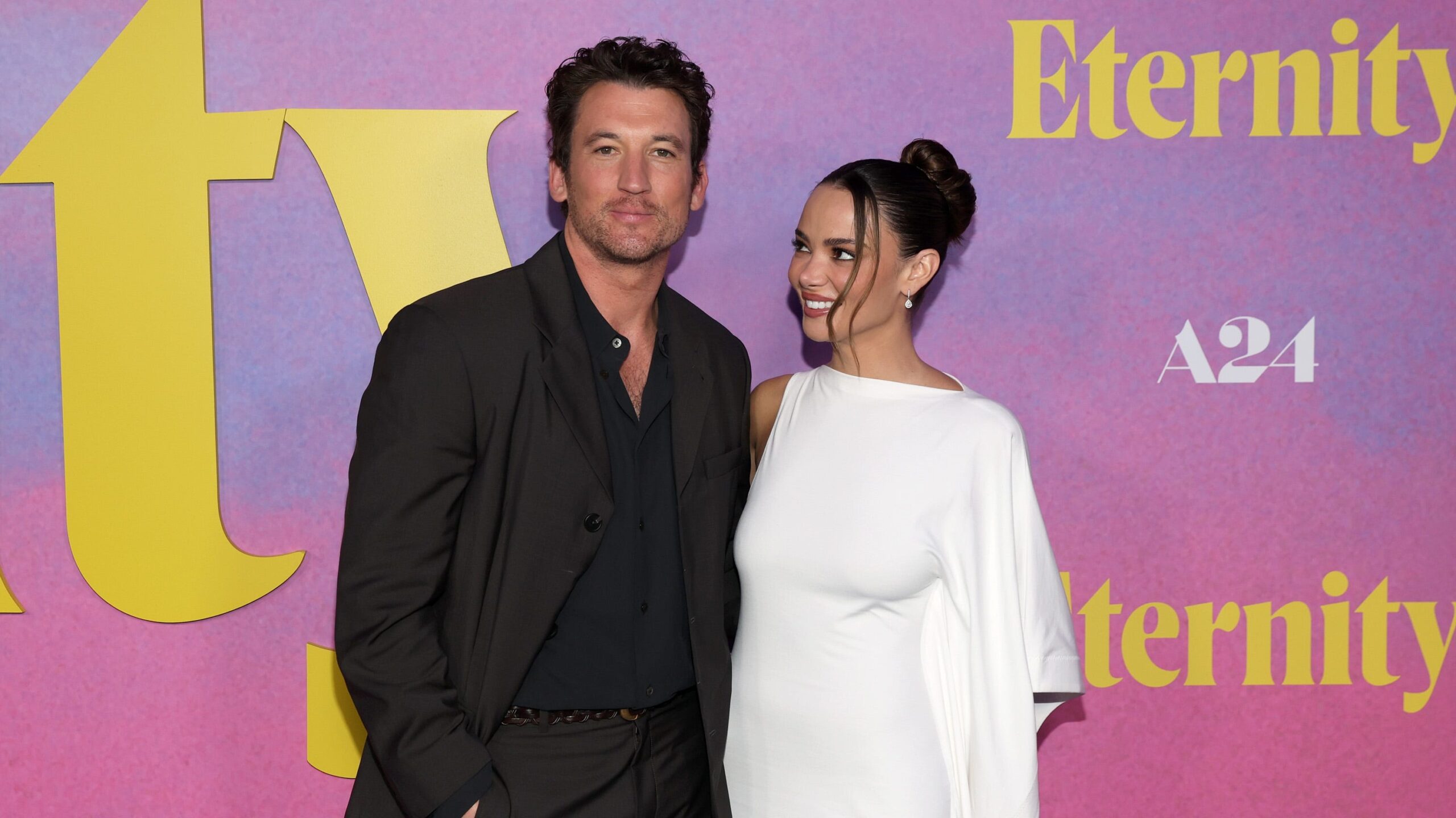 MILES TELLER meglepte feleségét elveszett esküvői ruhájával!