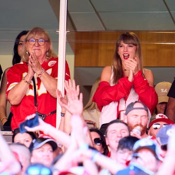 Dua Lipa: Új csokoládébarna haja és ragyogó szett!