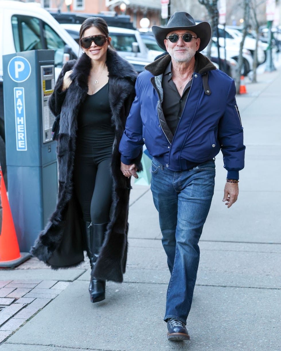 Lauren Sánchez Bezos fekete, testhez simuló ruhája és vérvörös táskája