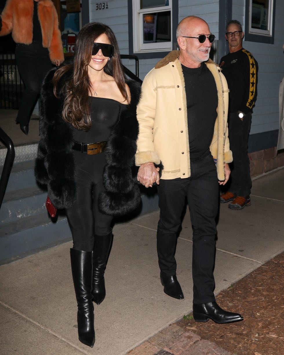 Lauren Sánchez Bezos fekete, testhez simuló ruhája és vérvörös táskája