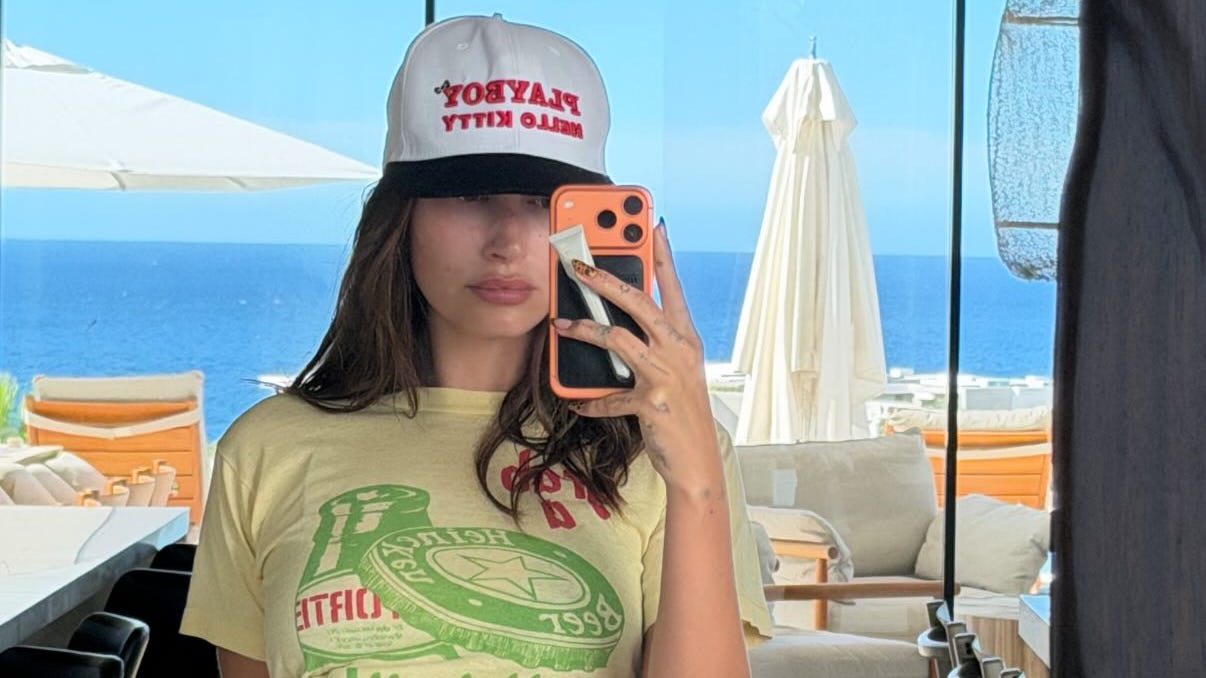 Hailey Bieber szexi Playboy kalapja és pöttyös sortja!