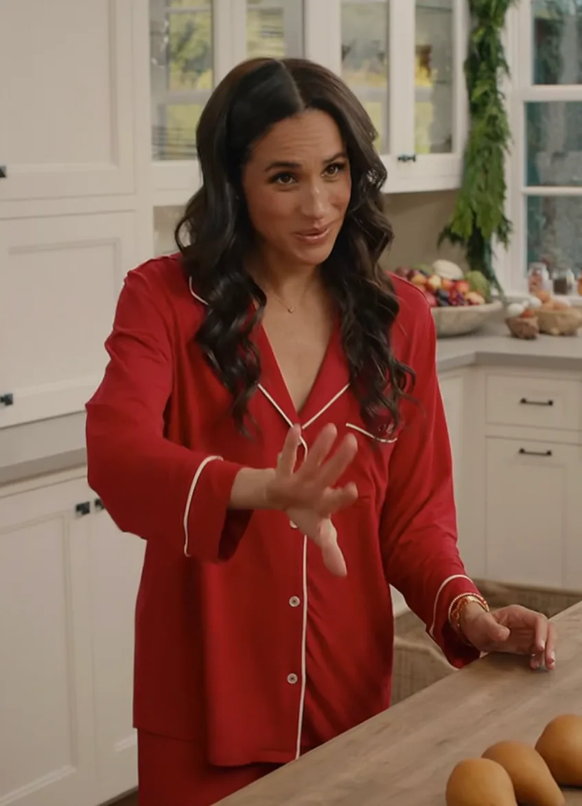 Hercegné Meghan piros pizsamában kápráztatja el a lányokat!