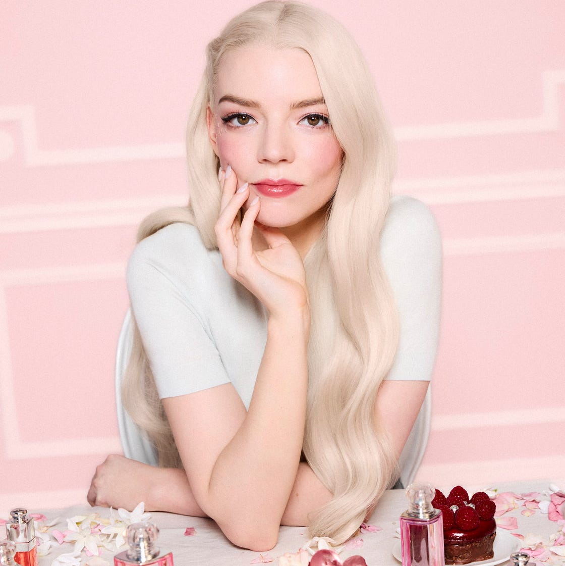 Anya Taylor-Joy: Vörös szőnyeg titkai és meglepő parfümtipp!