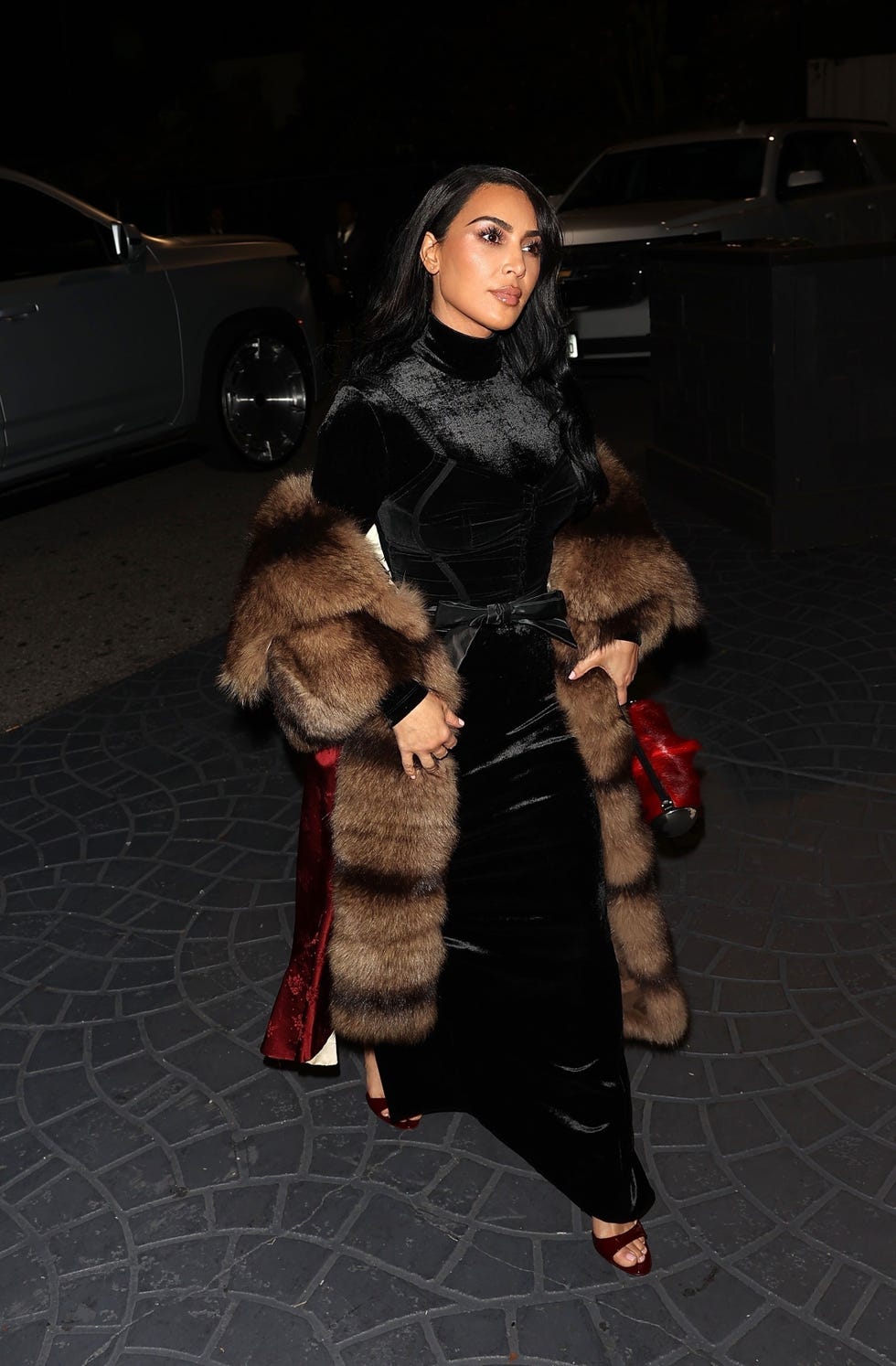 Kim Kardashian klasszikus stílusban: fekete bársonyruha és vörös selyem!