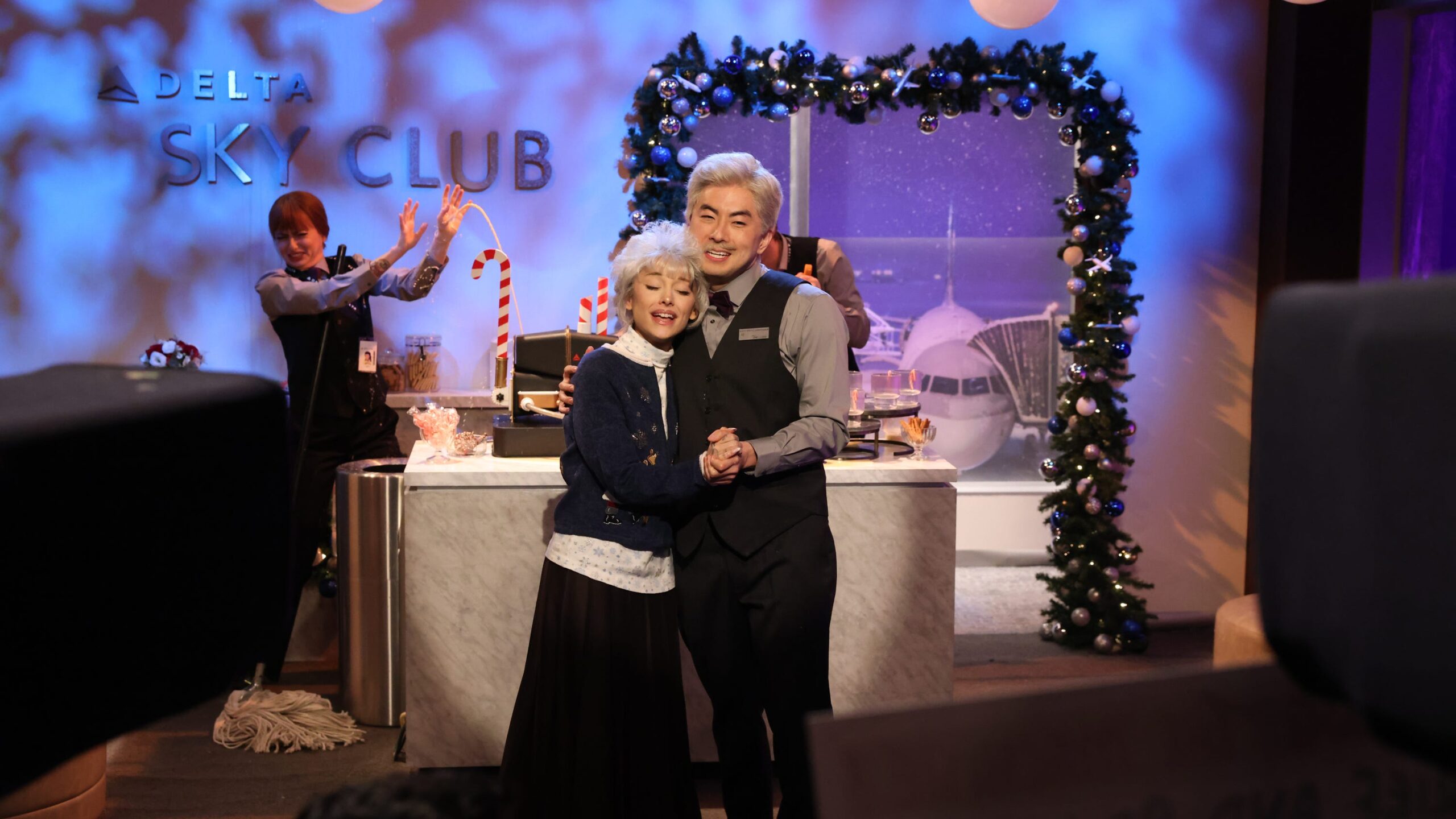 Bowen Yang búcsúzik az SNL-től: érzelmes jelenet Ariannával és Cher-rel