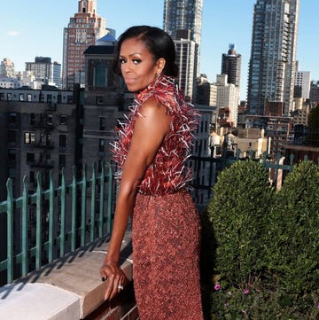 Ariana Grande visszahozza a ’70-es éveket Bob Mackie ruhájában!