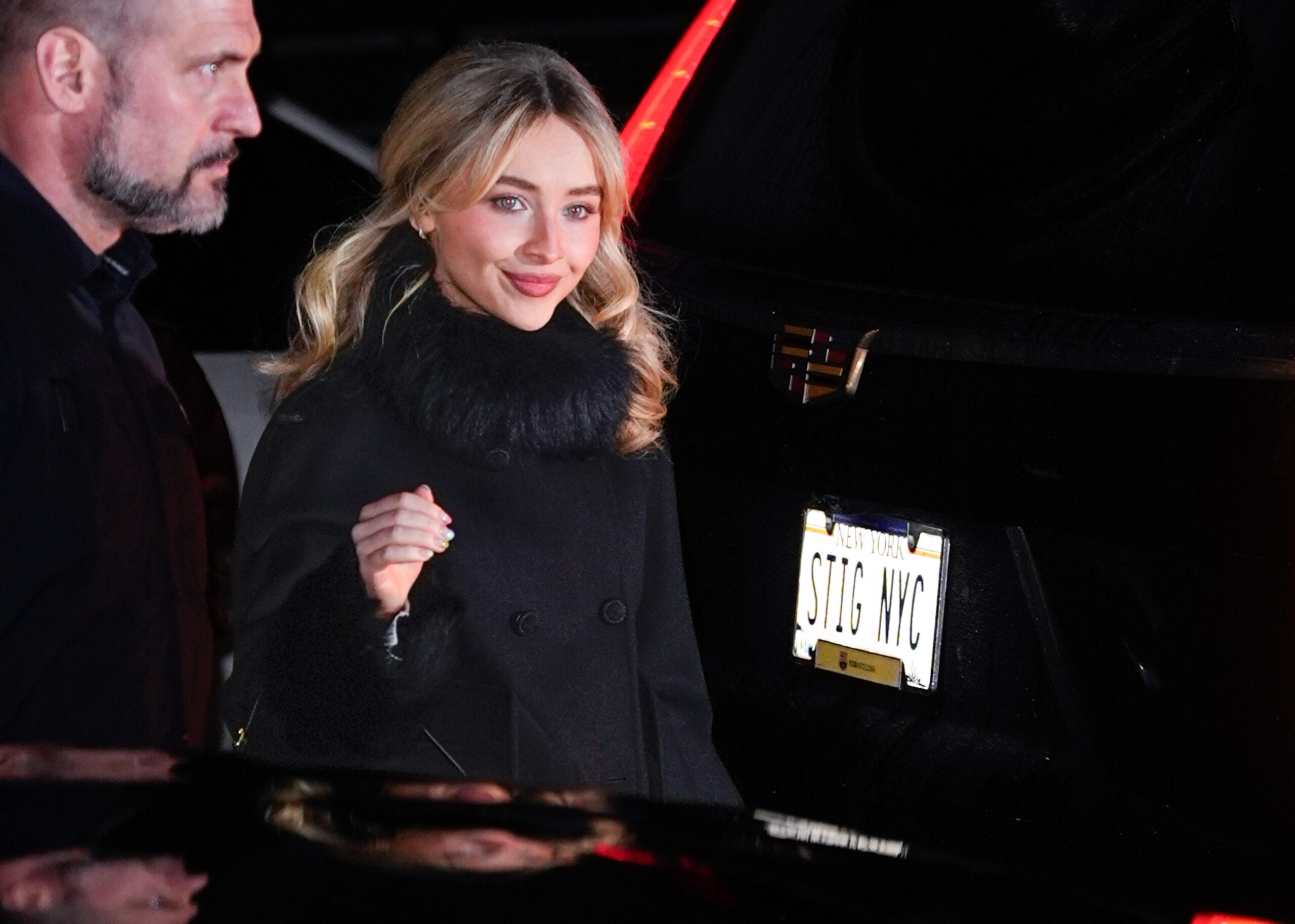 Sabrina Carpenter meglepetésfellépése a SNL-en Finn Wolfhard-dal!