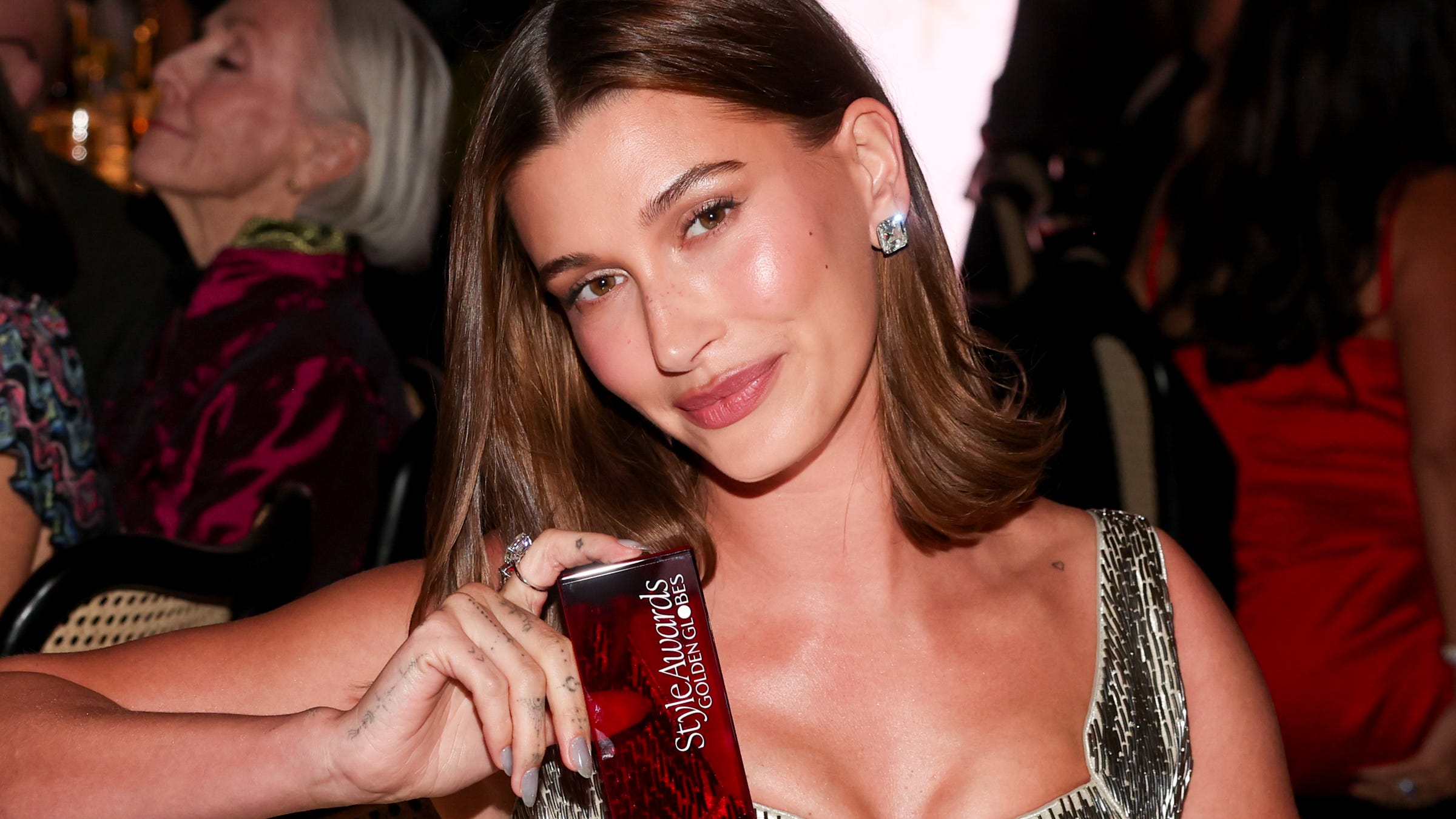 Stílusúttörő díjat kapott Hailey Bieber: fényes Armani ruhában!