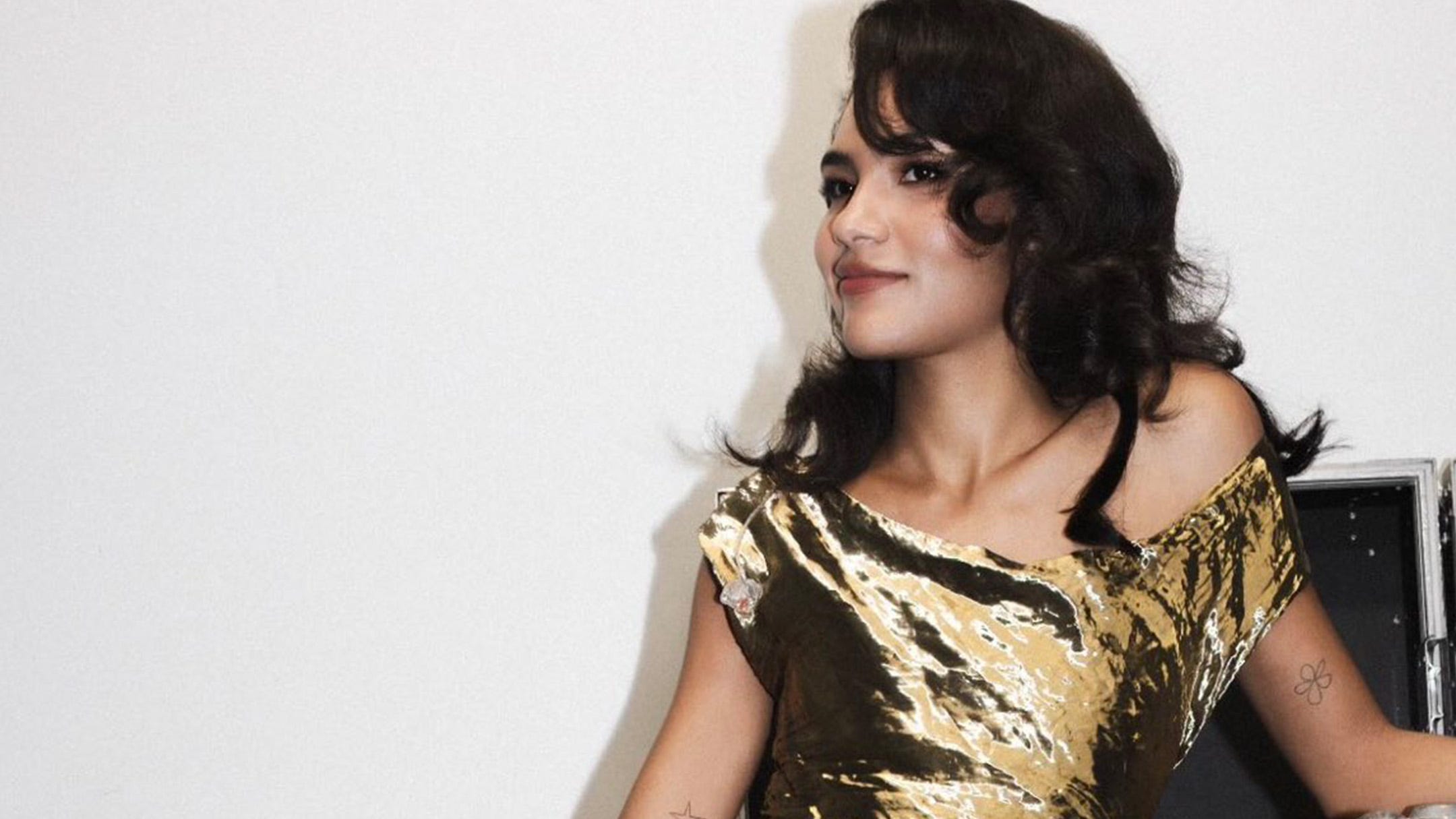 Olivia Dean: Újév, lenyűgöző Lanvin ruha és csillogó előadás!