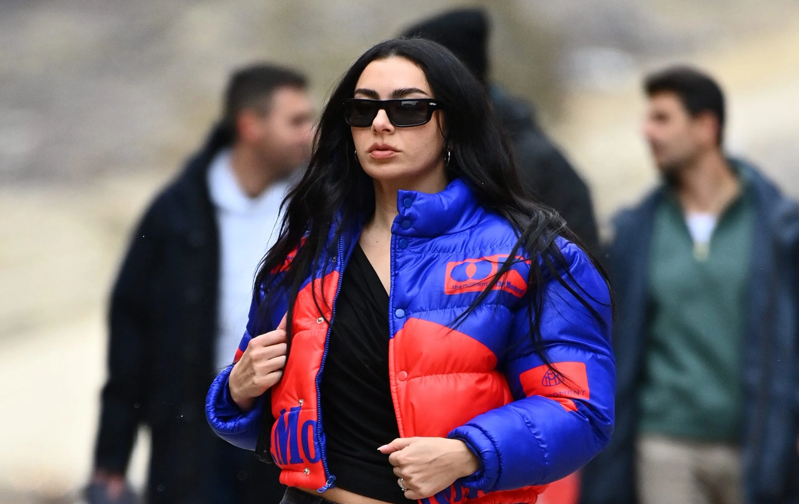 Charli XCX megjelenik a Sundance-on két egyedi Puffersben!