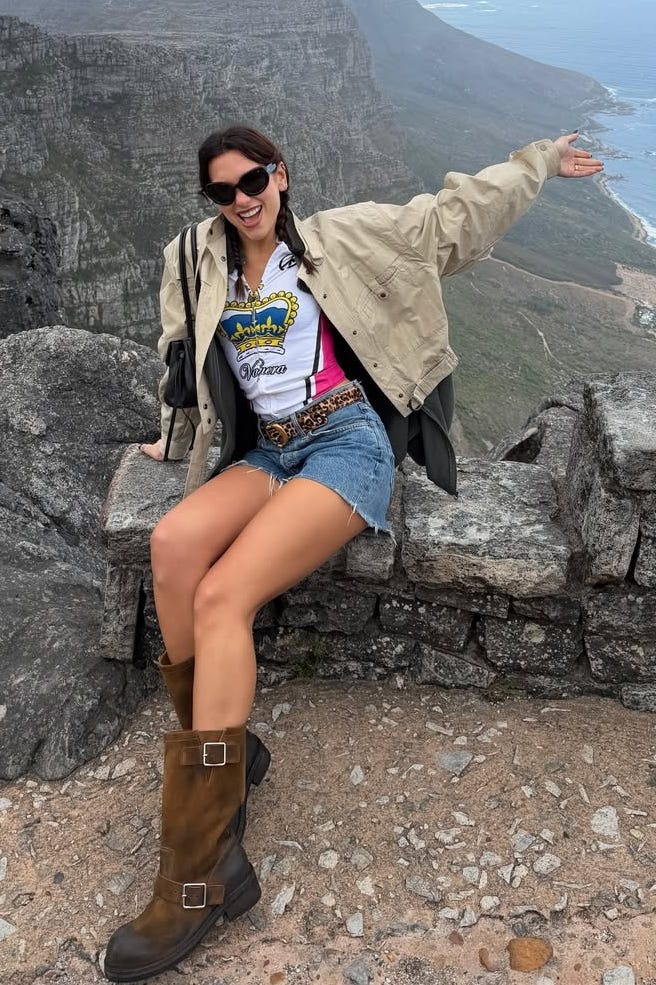 Dua Lipa stílusa: Piros katonai zakó és játékos övek!