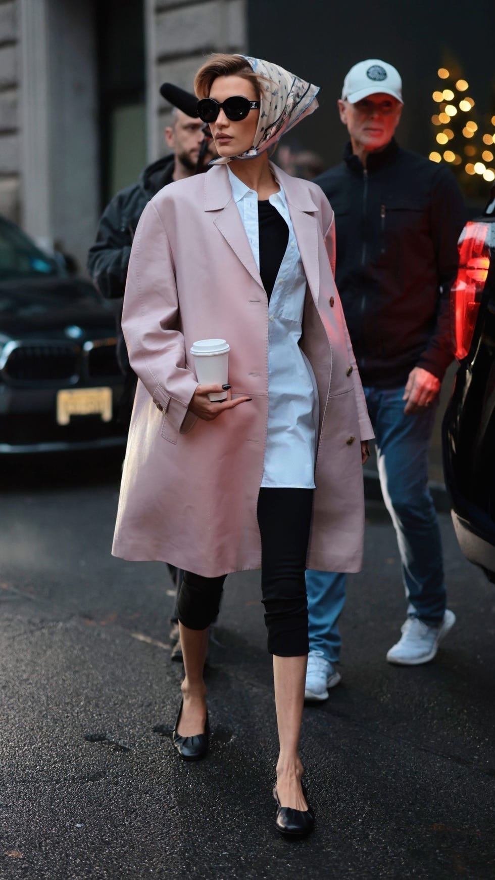 Bella Hadid felfedezte a legújabb retro fejfedő trendet!