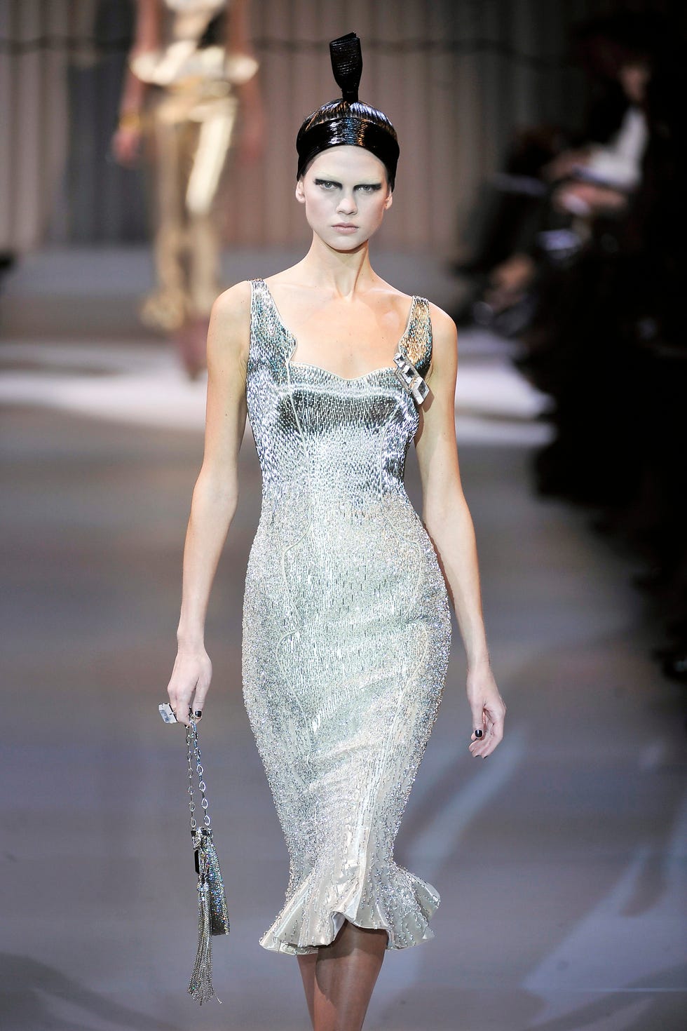 Stílusúttörő díjat kapott Hailey Bieber: fényes Armani ruhában!