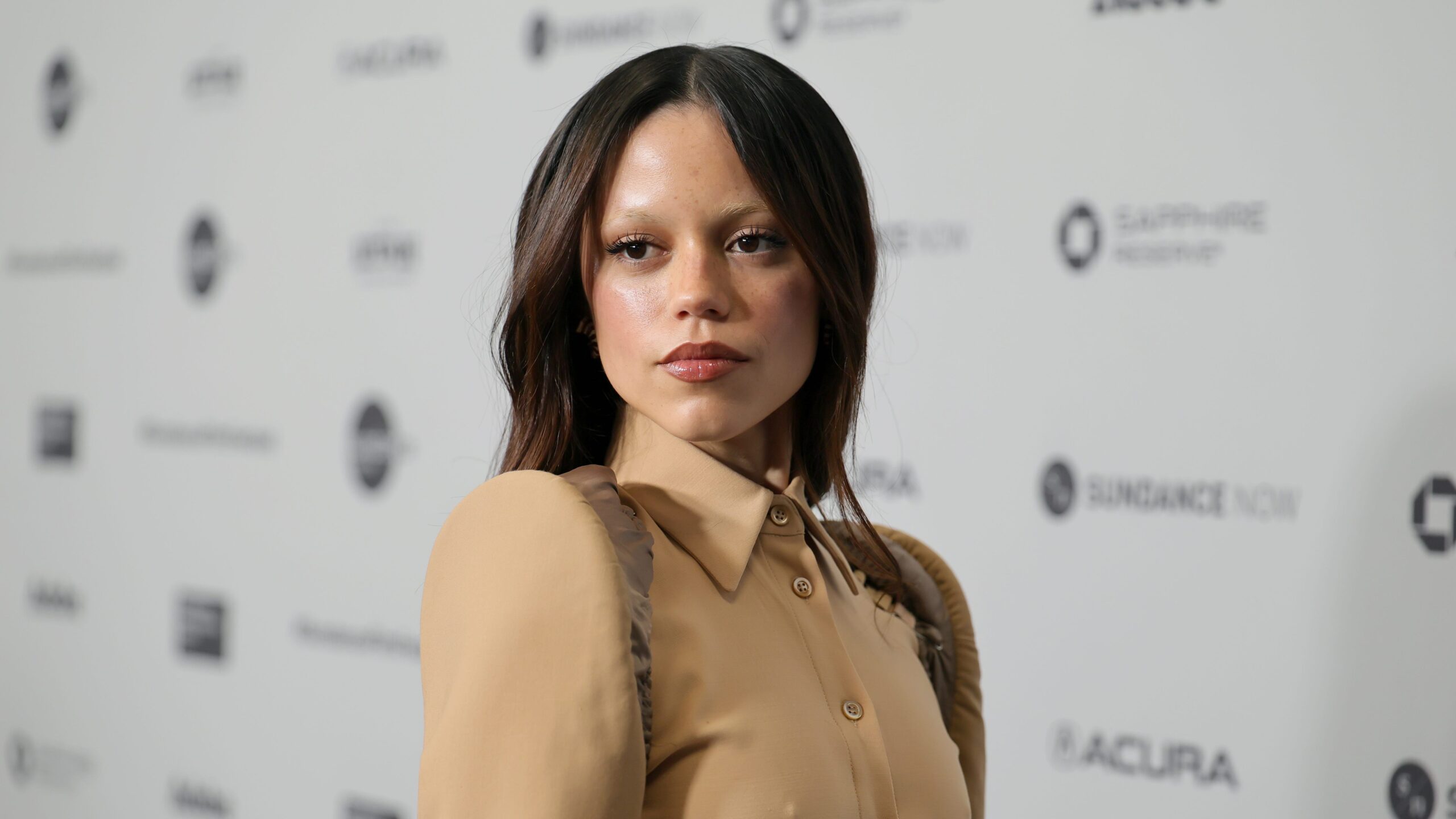 Ortega: Kihagyhatatlan nude Mugler szett és szőke szemöldök!