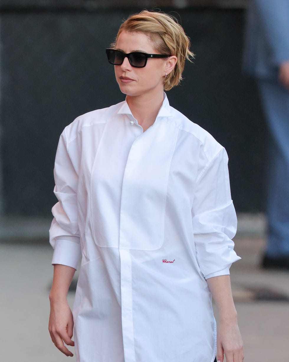 Chanel Gombos Ing: Jessie Buckley Logó Játékos Stílusa!