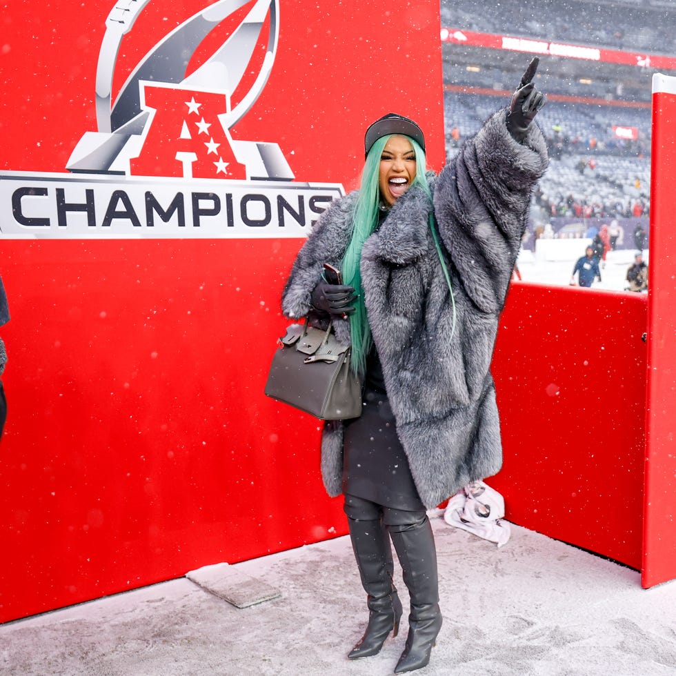 Cardi B hóban: prém és bőrruhában merészkedik!