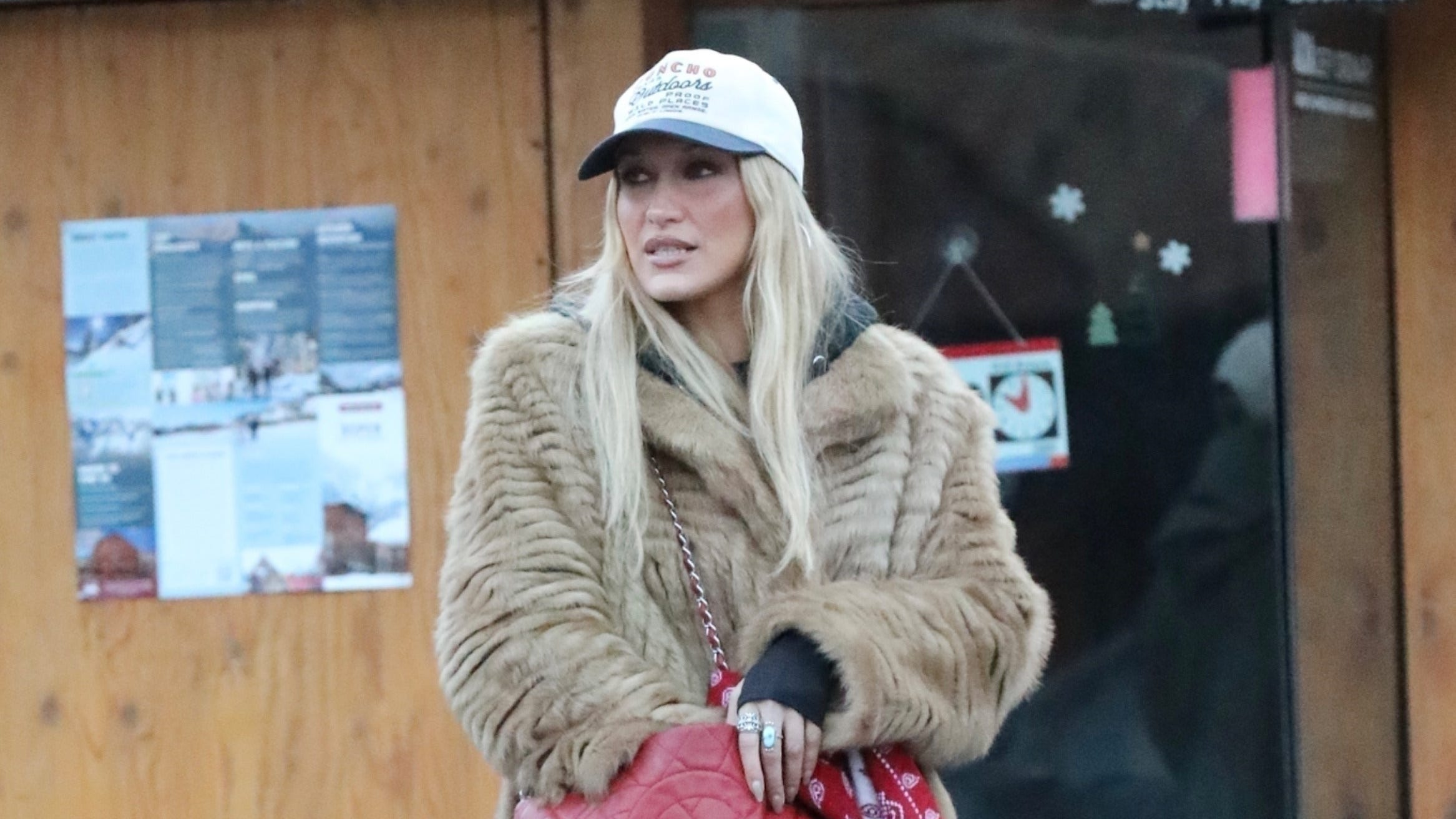 Fur Coat: Bella Hadid stílusleckéje Aspenben!