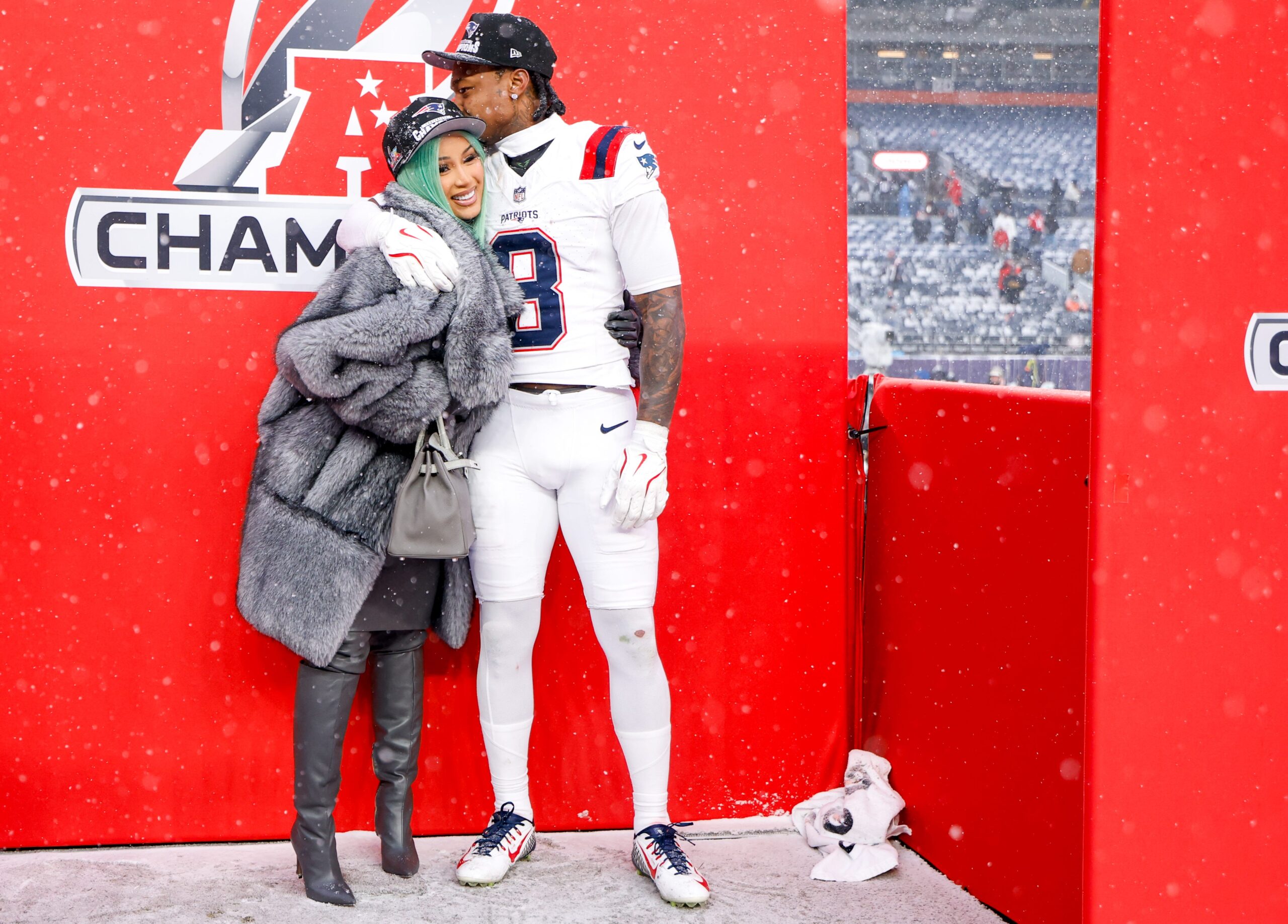 Cardi B hóban: prém és bőrruhában merészkedik!