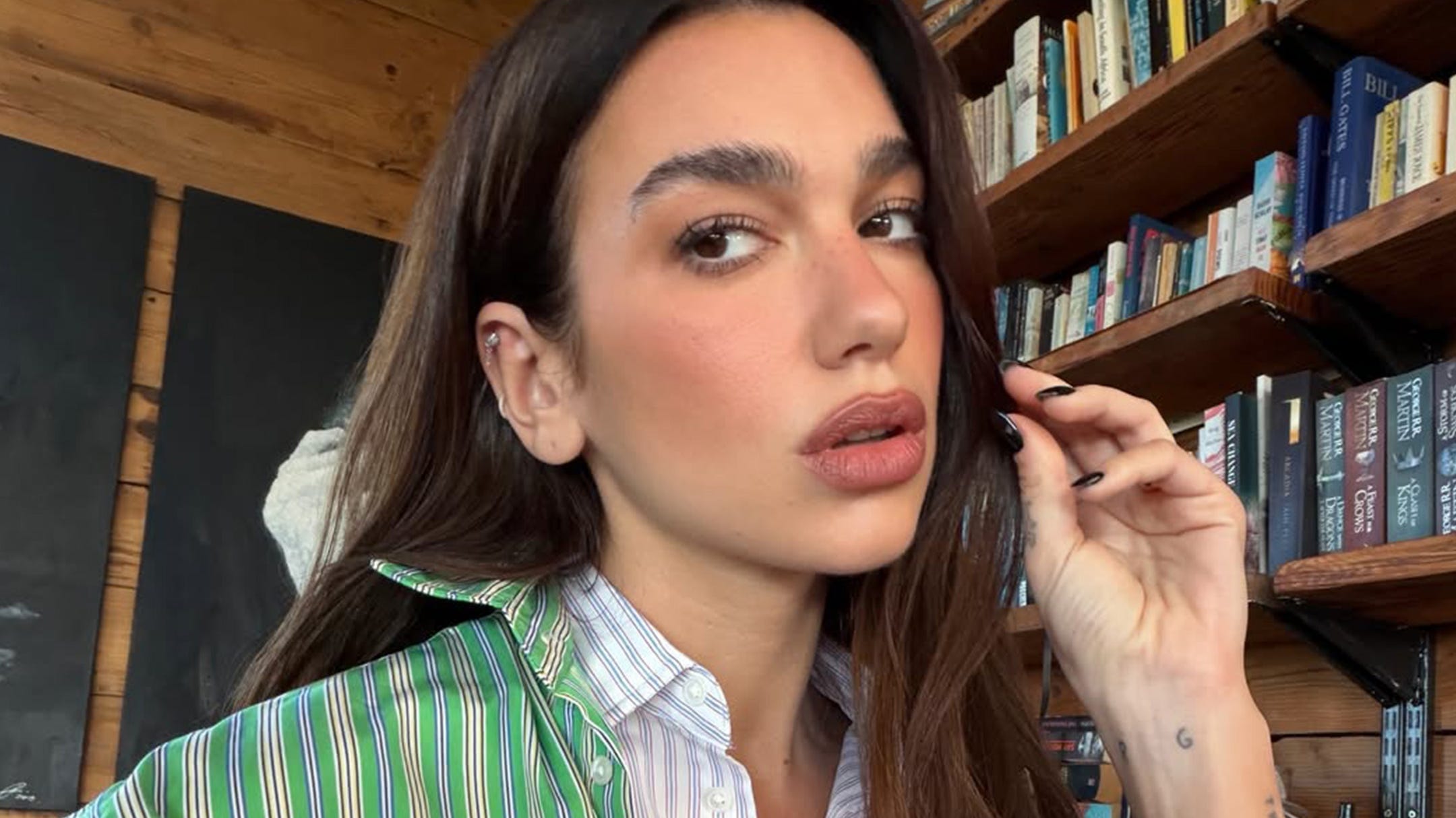 Dua Lipa stílusa: Piros katonai zakó és játékos övek!