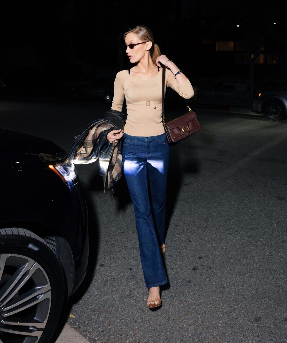 Bella Hadid övvel díszített Valentino pulcsija és csokibárány táskája