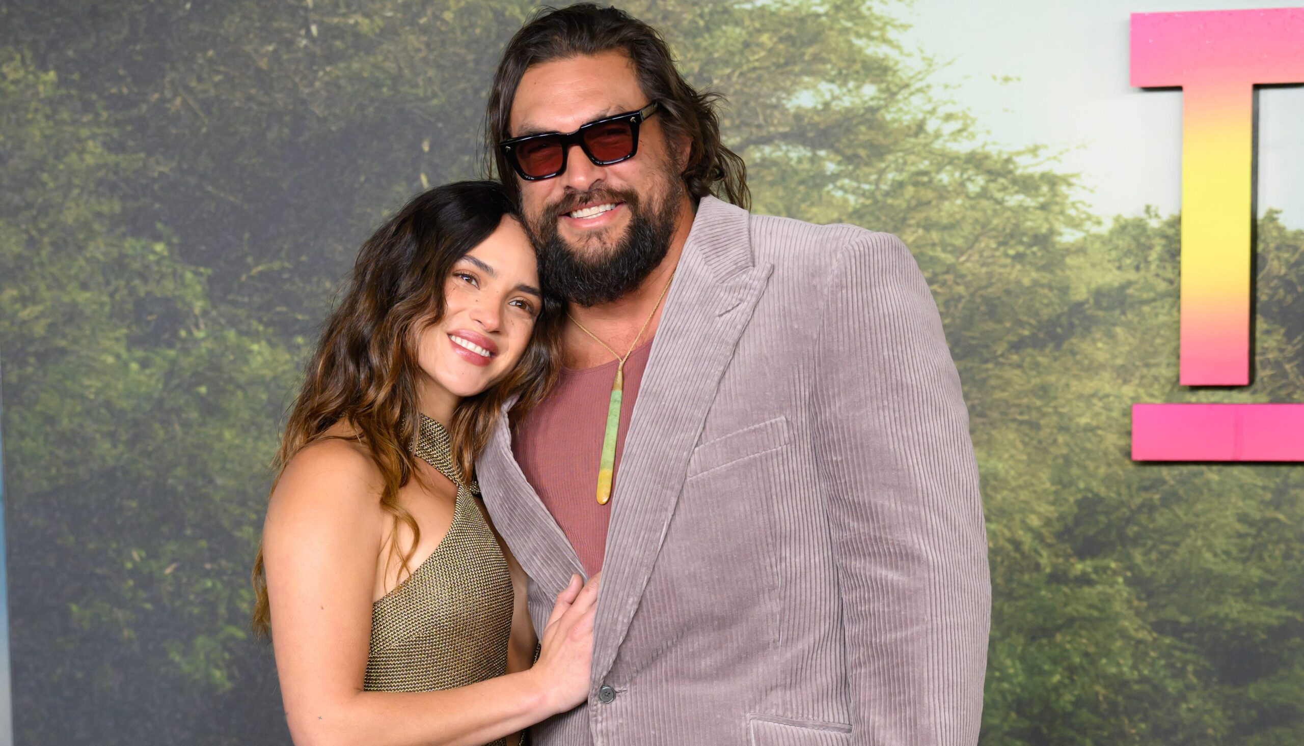 Jason Momoa és Adria Arjona: Színes és romantikus vörös szőnyeg!