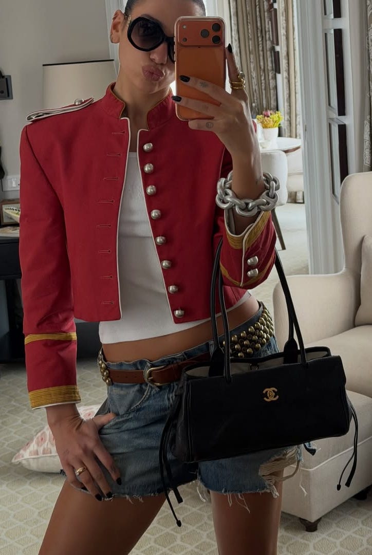 Dua Lipa stílusa: Piros katonai zakó és játékos övek!