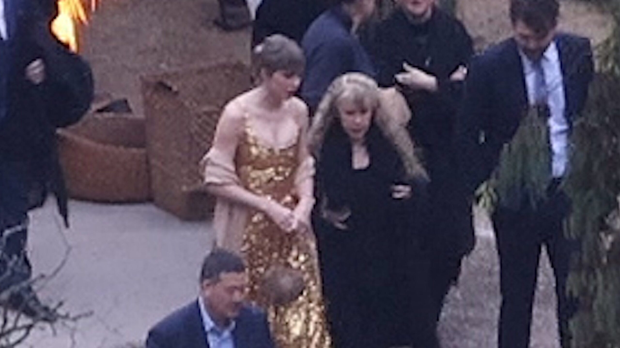 Taylor Swift arany Rabanne ruhában Este Haim esküvőjén!