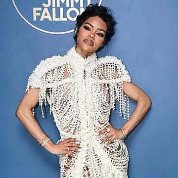 Olajzöld pufi kabátban: Jennifer Aniston stílusos kalapban!