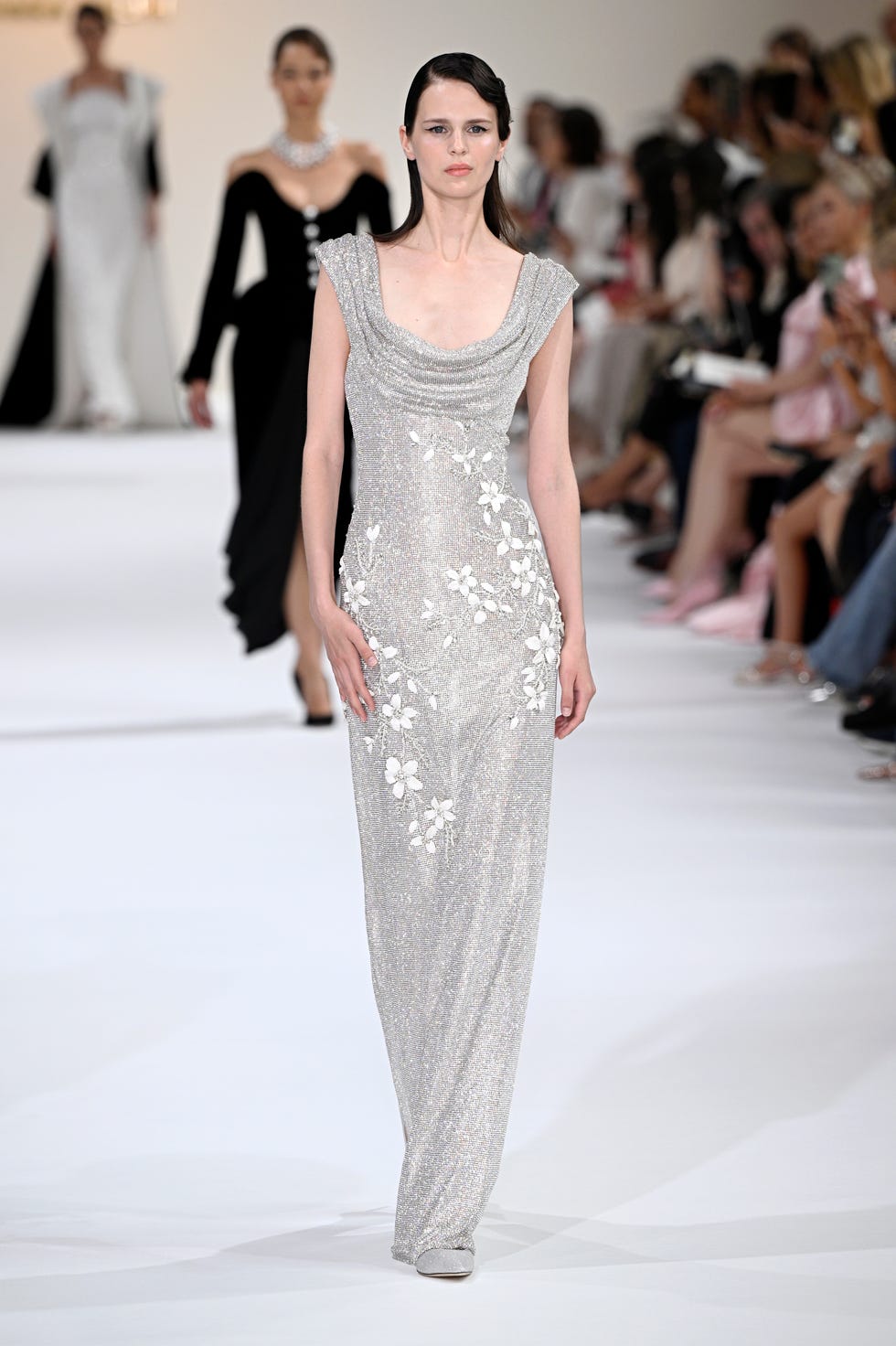 Millie Bobby Brown új, csillogó ezüst ruhája és bob frizurája!