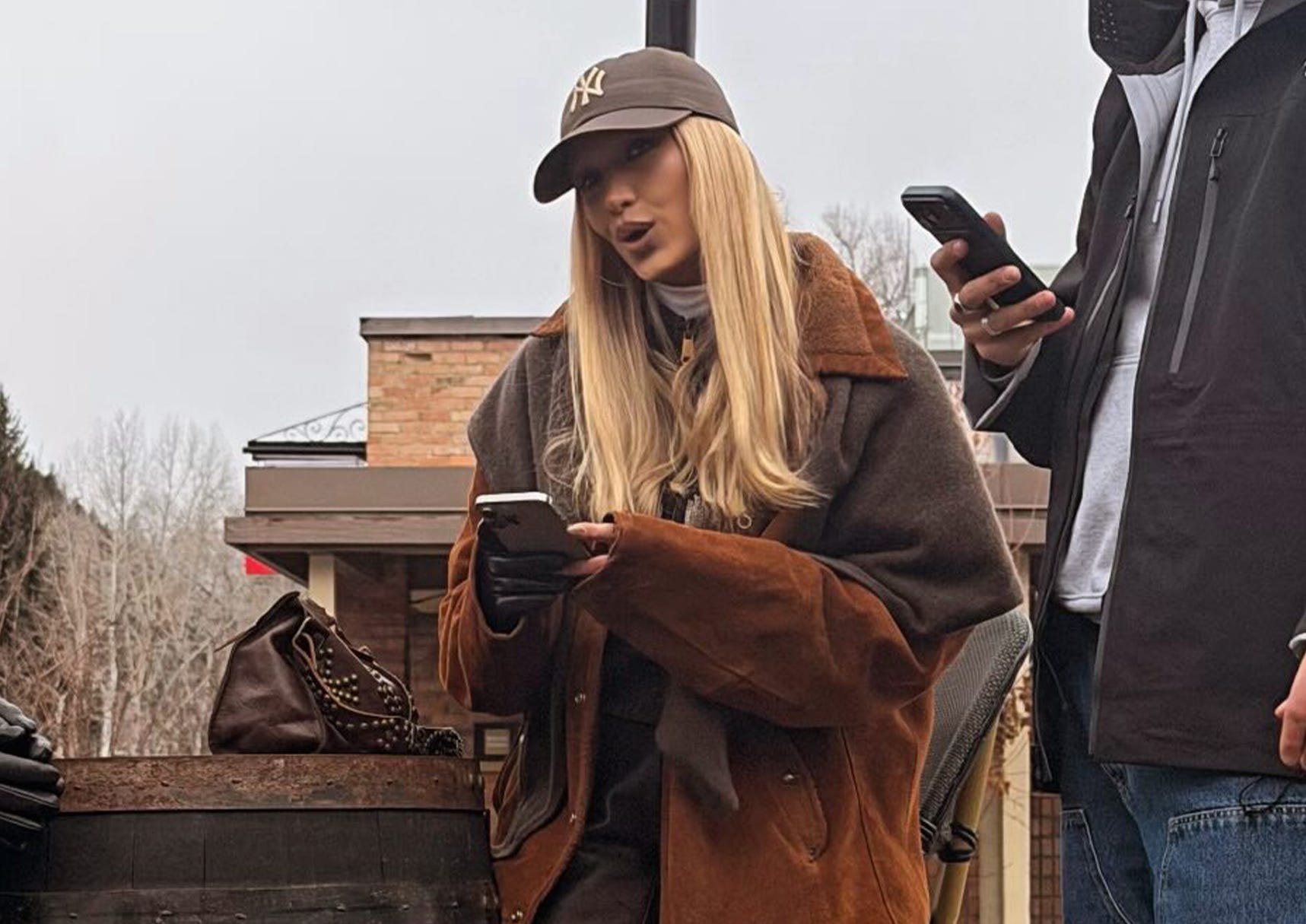 Bella Hadid: Nyugati stílus Aspenben - Csipkés bőrnadrágban!