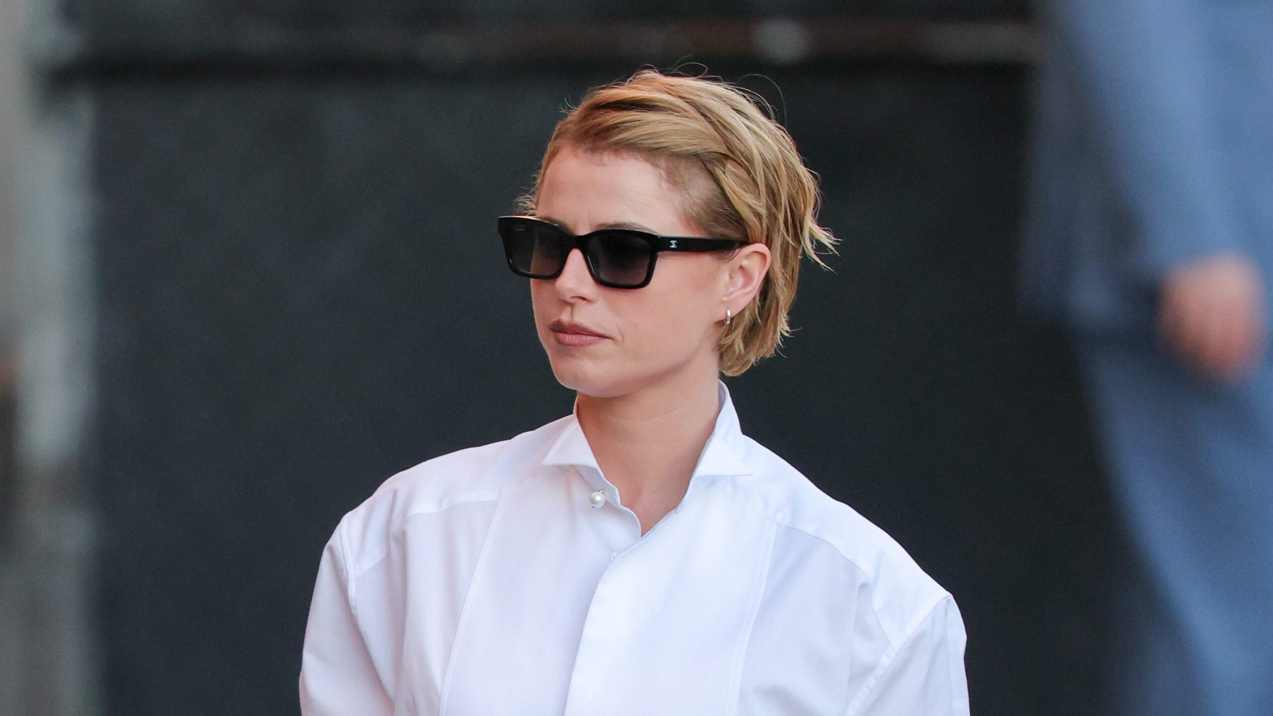 Chanel Gombos Ing: Jessie Buckley Logó Játékos Stílusa!