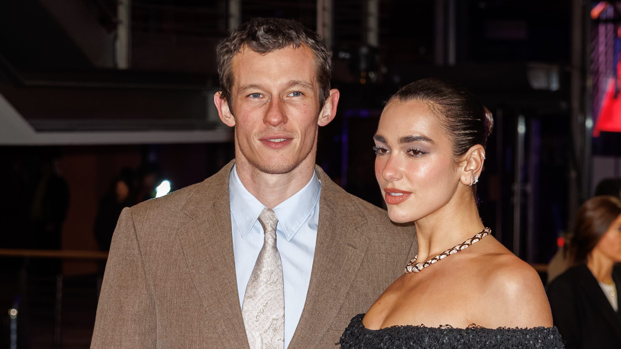 Dua Lipa: Áttetsző Chanel ruha a Berlini Filmfesztiválon!