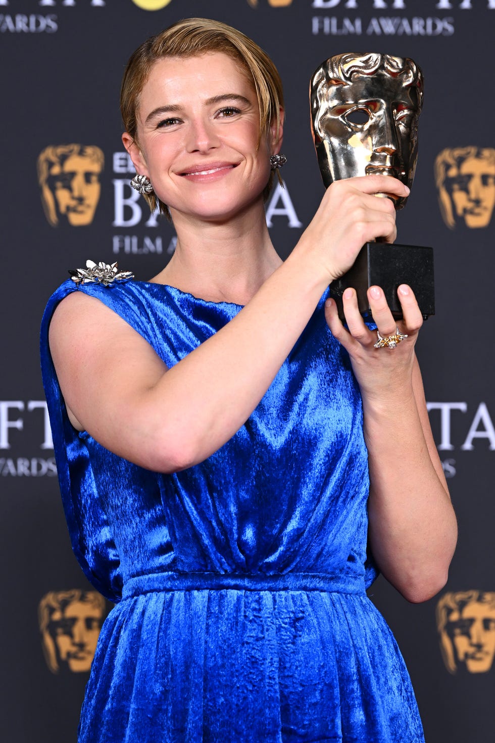 Jessie Buckley a 2026-os BAFTÁ-n diadalmaskodik egy egyedi kék Chanel ruhában!