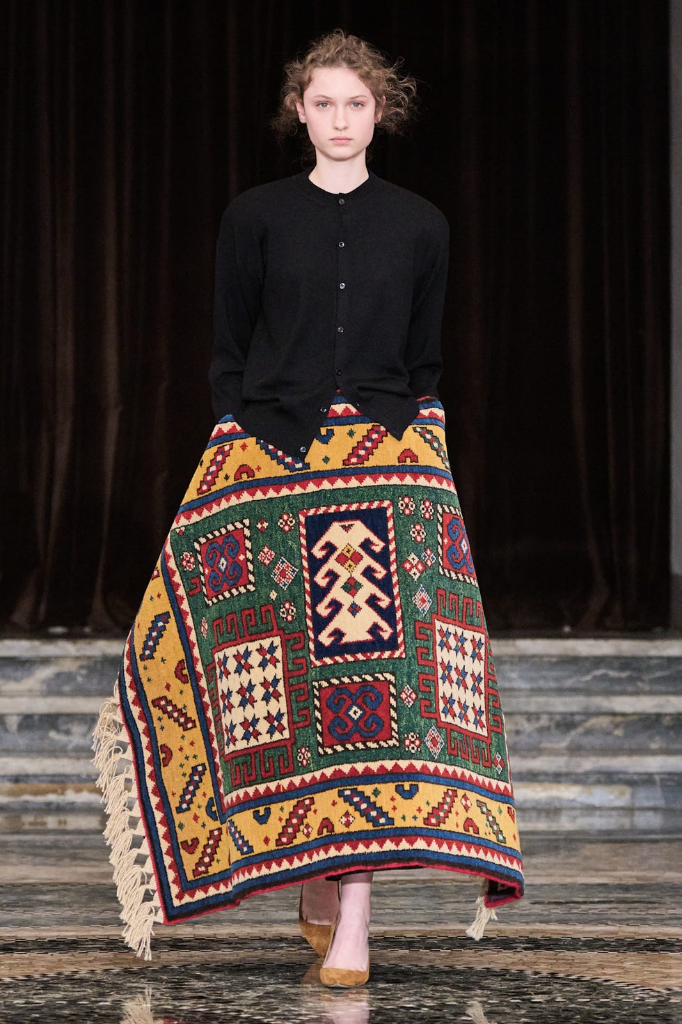 Georgiai tervező: Hagyományos szőnyegek ruhává válnak!