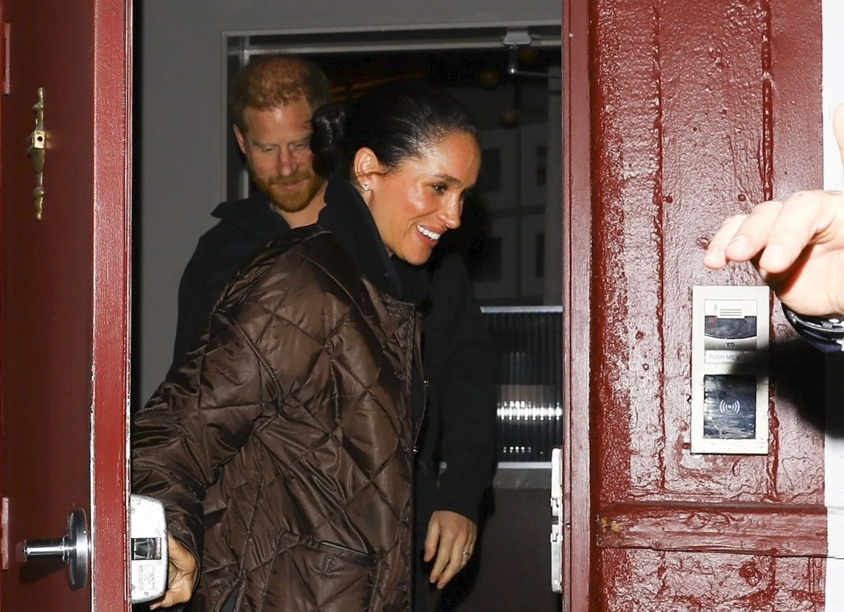 Meghan hercegnő csokibarna kabátban ünnepli a Valentin-napot!