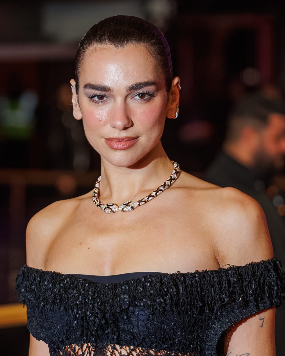 Dua Lipa: Áttetsző Chanel ruha a Berlini Filmfesztiválon!