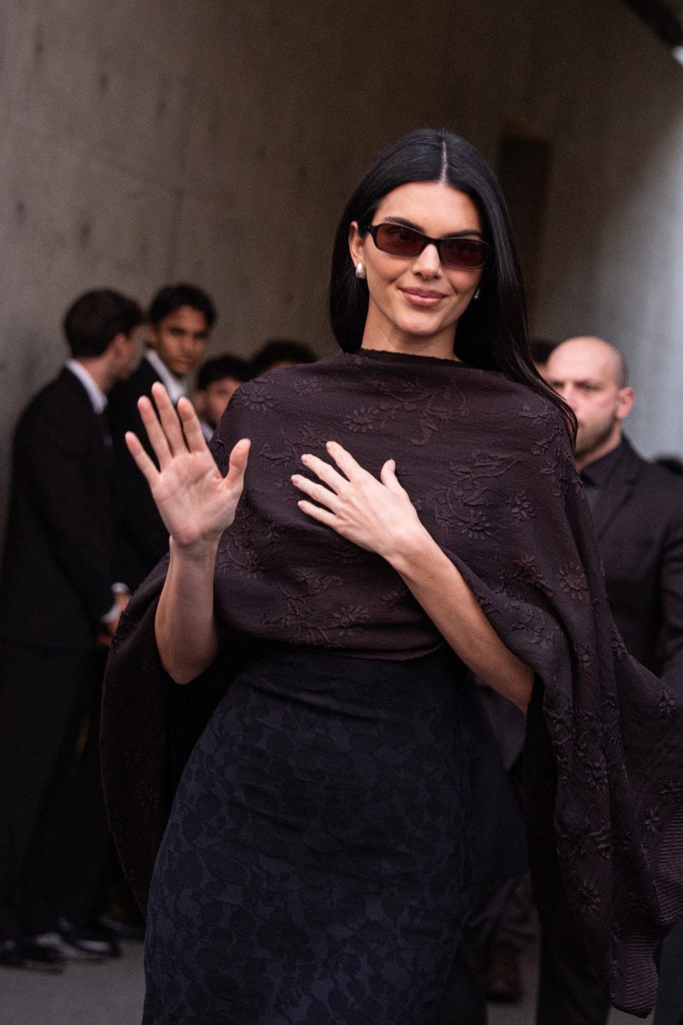 Kendall Jenner: Kendője, mint egy szuperhős köpeny!