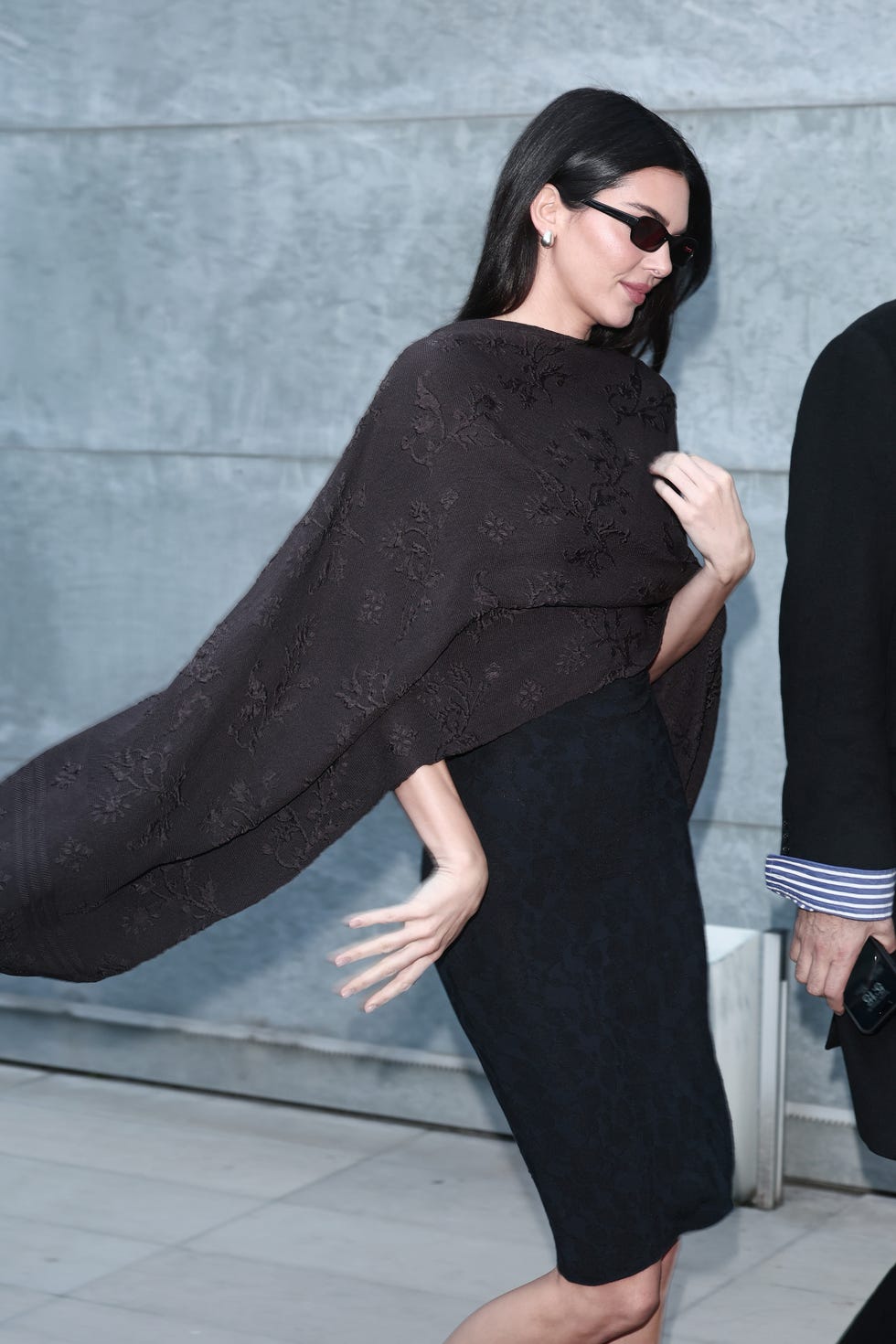 Kendall Jenner: Kendője, mint egy szuperhős köpeny!