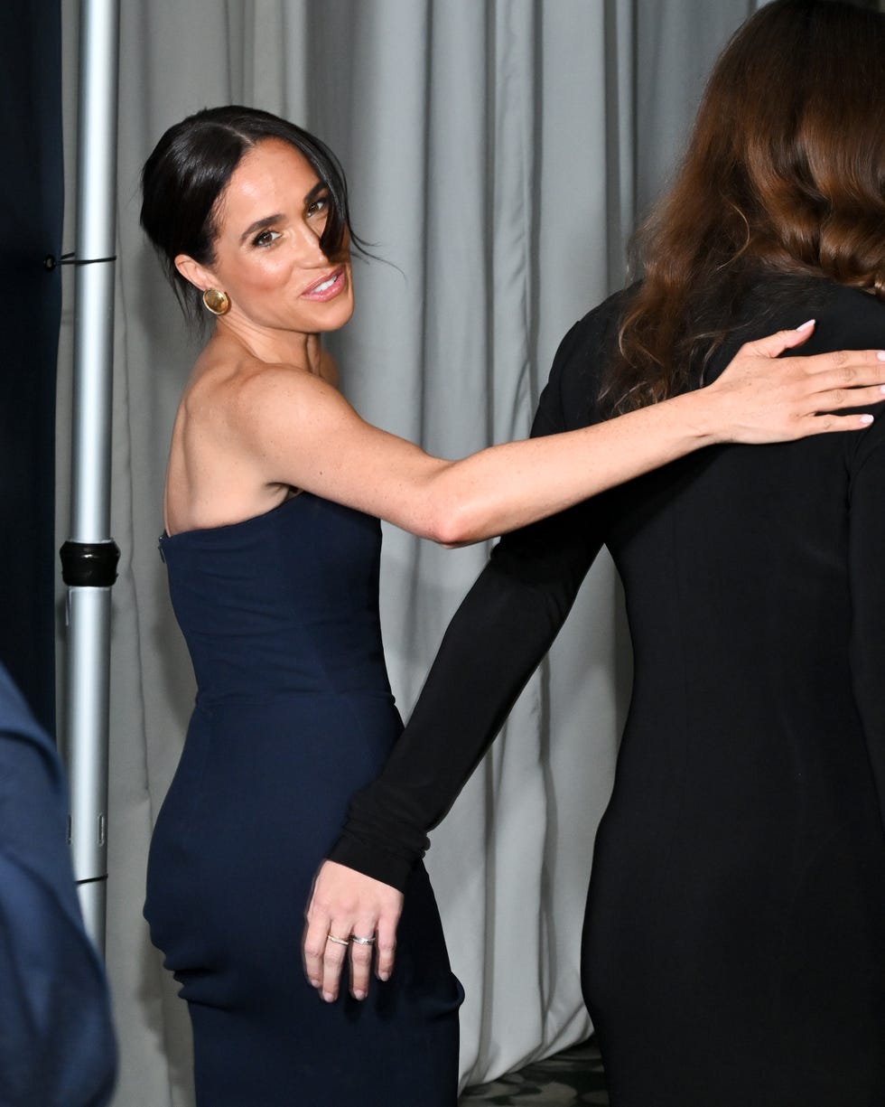 Hercegné Meghan minimalista stílusa a vörös szőnyegen!