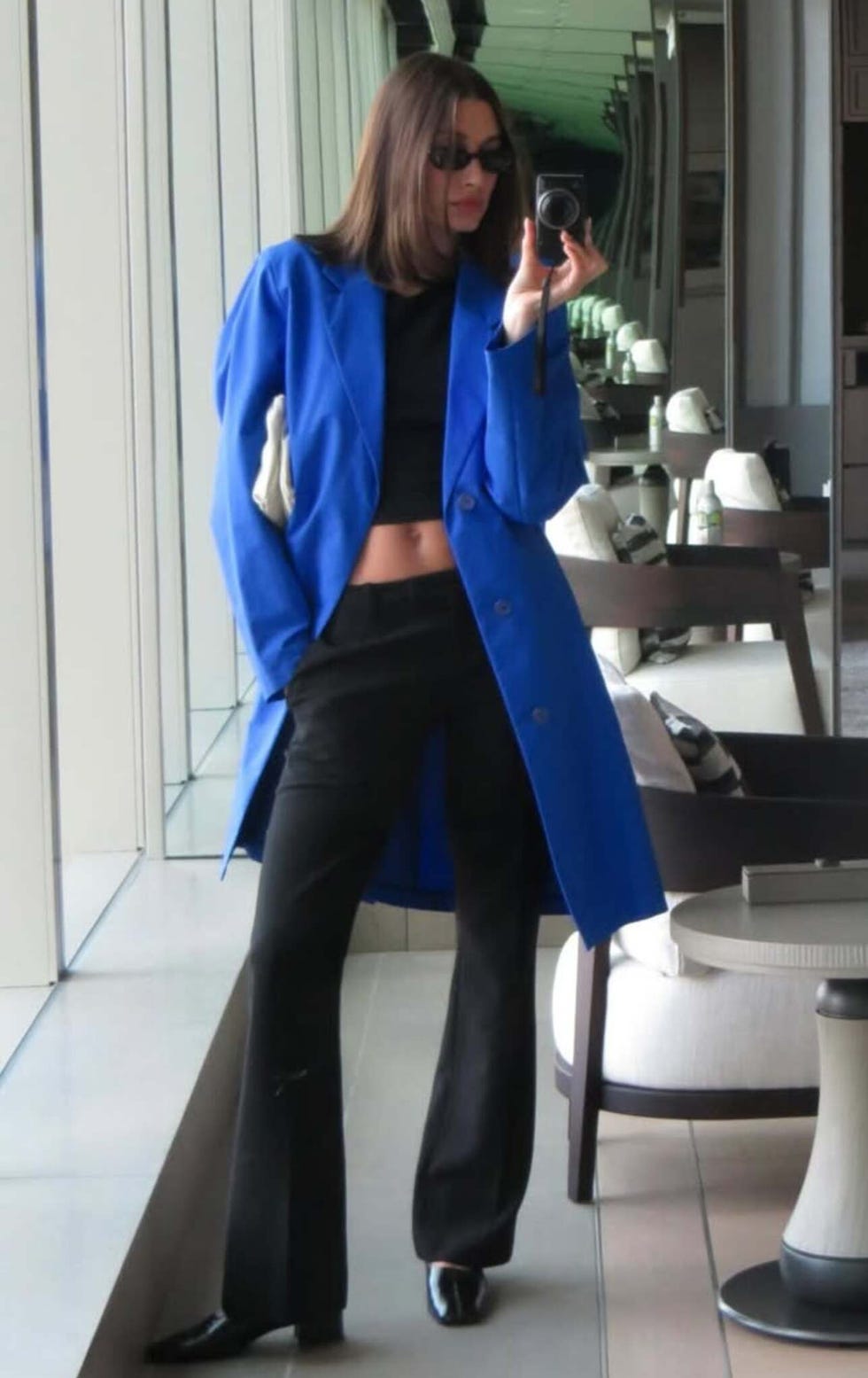 Hailey Bieber fotói: a 2011-es Jil Sander kabát varázsa!