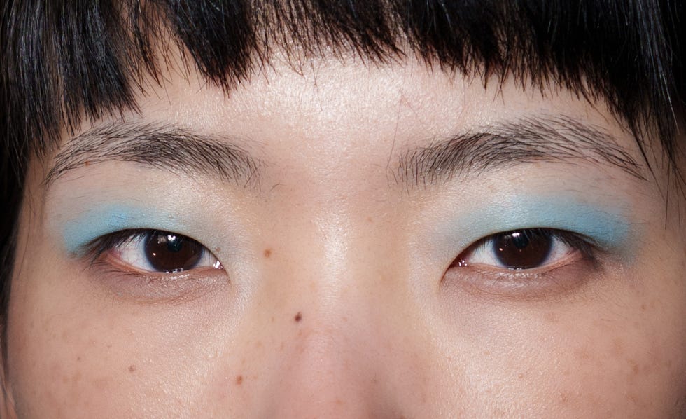 Az Égszínkék: 2026 Egyetlen Szükséges Szemhéjpúder Színe!